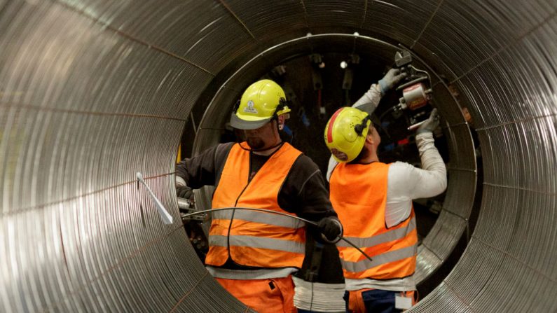 Trabajadores soldando una jaula de hierro en el proceso de producción de tuberías en la sala de producción en las instalaciones de Nord Stream 2 en Mukran en la isla de Rugen El 19 de octubre de 2017 en Sassnitz, Alemania. (Foto de Carsten Koall / Getty Images) 