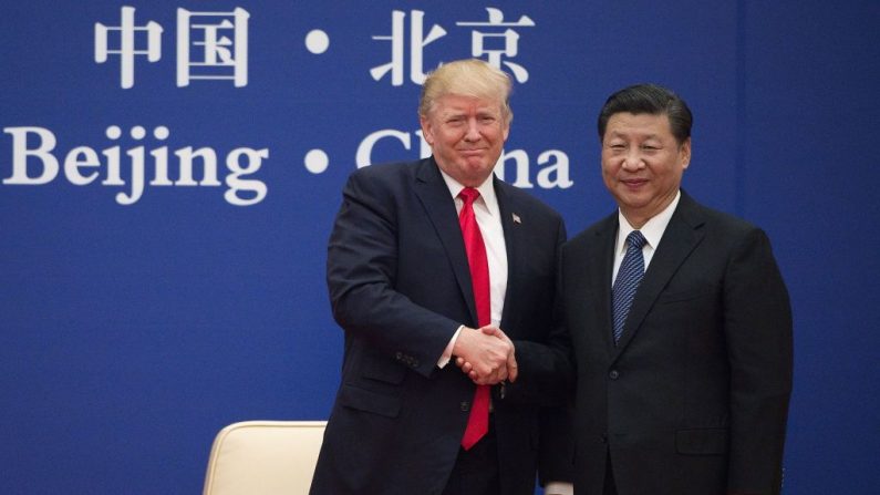 El presidente de los Estados Unidos, Donald Trump, y el líder chino Xi Jinping se dan la mano durante un evento de líderes empresariales en el Gran Salón del Pueblo en Beijing el 9 de noviembre de 2017. (Nicolas Asfouri/AFP/ Getty Images)
