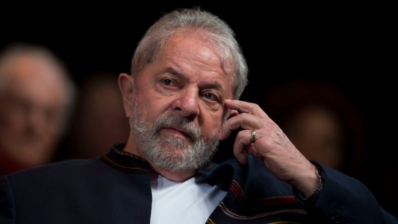 El expresidente brasileño Luiz Inácio Lula da Silva reacciona durante una reunión con intelectuales en el Teatro Oi Casa Grande en Río de Janeiro, Brasil, el 16 de enero de 2018. (MAURO PIMENTEL / AFP / Getty Images)