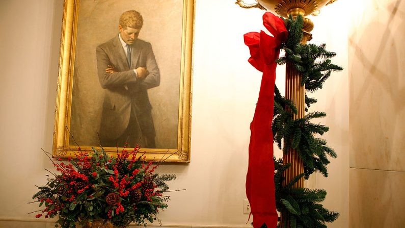 Las decoraciones se ven alrededor de un retrato de John F. Kennedy en el piso del Estado durante el preestreno para los medios de las decoraciones navideñas de la Casa Blanca el 2 de diciembre de 2009 en la Casa Blanca en Washington, DC. (Alex Wong/Getty Images)