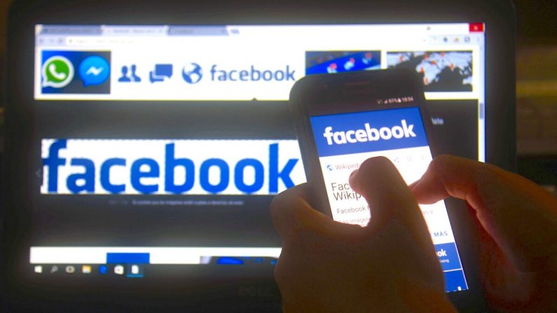 Un teléfono móvil y una pantalla de un computador muestran el logotipo de la red social Facebook - foto de archivo. (Norberto Duarte/AFP vía Getty Images)