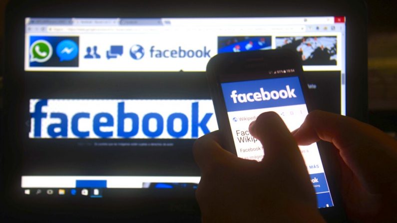 Un teléfono celular y una pantalla de computadora muestran el logo del sitio de red social Facebook en una fotografía de archivo. (Norberto Duarte/AFP vía Getty Images)