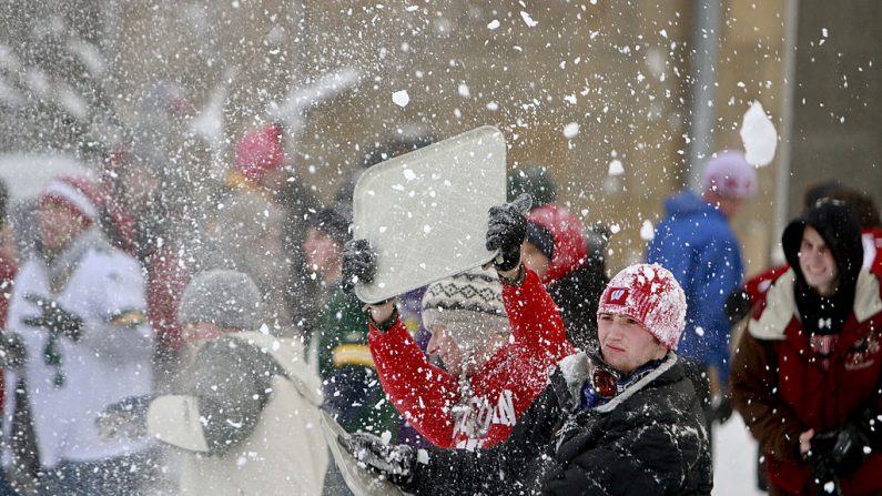 Los estudiantes de la Universidad de Wisconsin-Madison juegan en una pelea de bolas de nieve en el Bascom Hil el 9 de diciembre de 2009 en Madison, Wisconsin después de que Madison y sus alrededores han sido cubiertos con cerca de 15-18 pulgadas de nieve y  más nieve en los iguientes días. (Foto de Andy Manis/Getty Images)