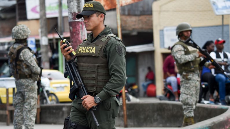 En una foto de archivo, un policía y marines colombianos hacen guardia en las calles de Tumaco, un municipio en el departamento colombiano de Nariño cerca de la frontera con Ecuador, el 16 de abril de 2018. (Raul Arboleda/AFP/Getty Images)