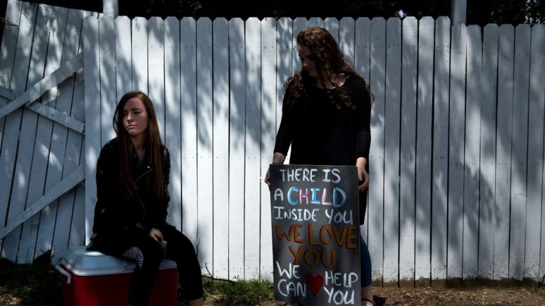 Activistas pro-vida esperan a que las pacientes lleguen a las inmediaciones de la Jackson Women's Health Organization, la última clínica de abortos en Mississippi, el 5 de abril de 2018 en Jackson, Mississippi. (Foto de BRENDAN SMIALOWSKI/AFP vía Getty Images)