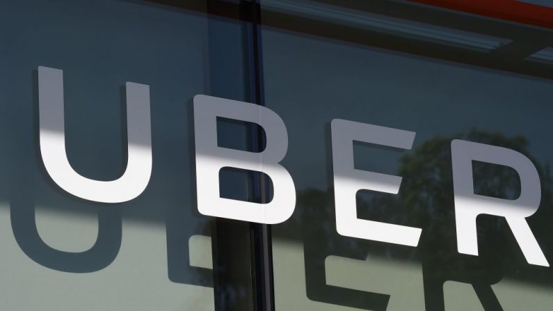 El logotipo de Uber se ve en la segunda Cumbre anual de Uber Elevate, el 8 de mayo de 2018 en el Skirball Center en Los Ángeles, California (EE.UU.). (ROBYN BECK / AFP / Getty Images)