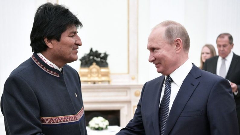 El presidente ruso Vladimir Putin se reúne con el entonces presidente boliviano Evo Morales en el Kremlin en Moscú el 13 de junio de 2018. (ALEXEY NIKOLSKY/AFP vía Getty Images)