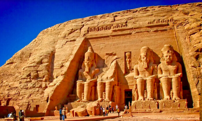 En el Gran Templo de Abu Simbel, también conocido como el Templo de Ramsés, cuatro figuras gigantescas de la torre faraónica más larga de Egipto, de 66 pies (20 metros) de altura, se encuentran en una fachada de 108 pies (33 metros) de altura en el lado de un acantilado. (Fred J. Eckert)