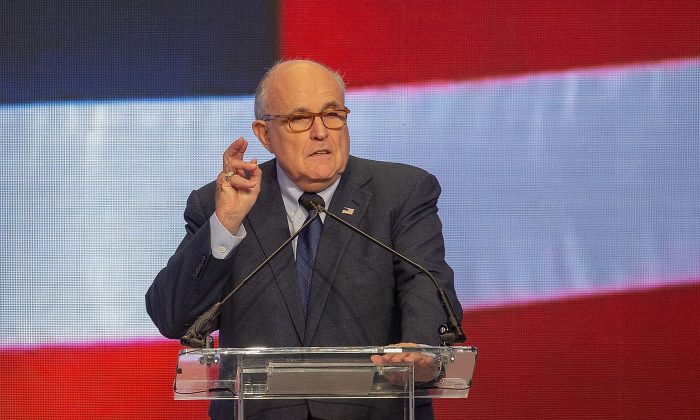 El exalcalde de la ciudad de Nueva York Rudy Giuliani habla en la Conferencia sobre Irán en Washington el 5 de mayo de 2018. (Tasos Katopodis/Getty Images)