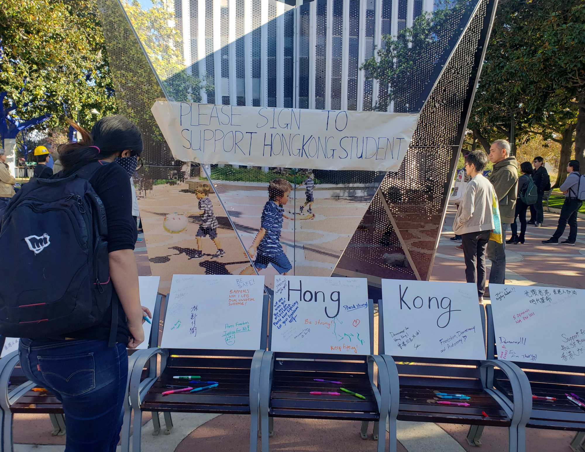 carteles piden firmas en apoyo de los estudiantes de Hong Kong, frente al Ayuntamiento de Palo Alto