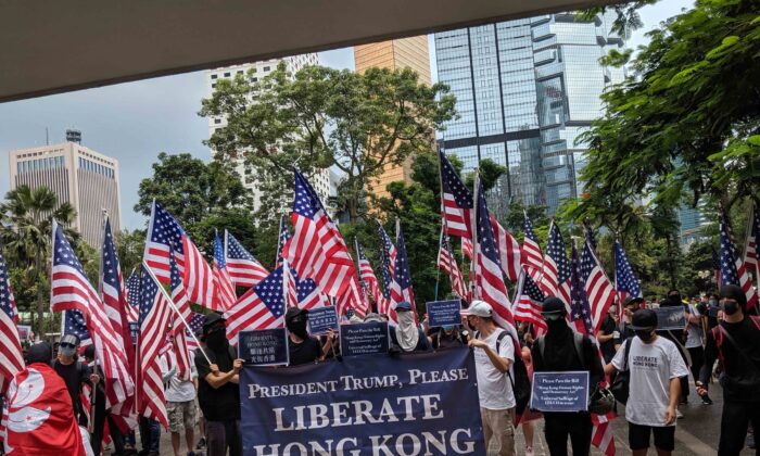 Manifestantes en Hong Kong levantan banderas estadounidenses pidiendo el apoyo del presidente Donald Trump en septiembre de 2019. (Cortesía de Daniel Wang)
