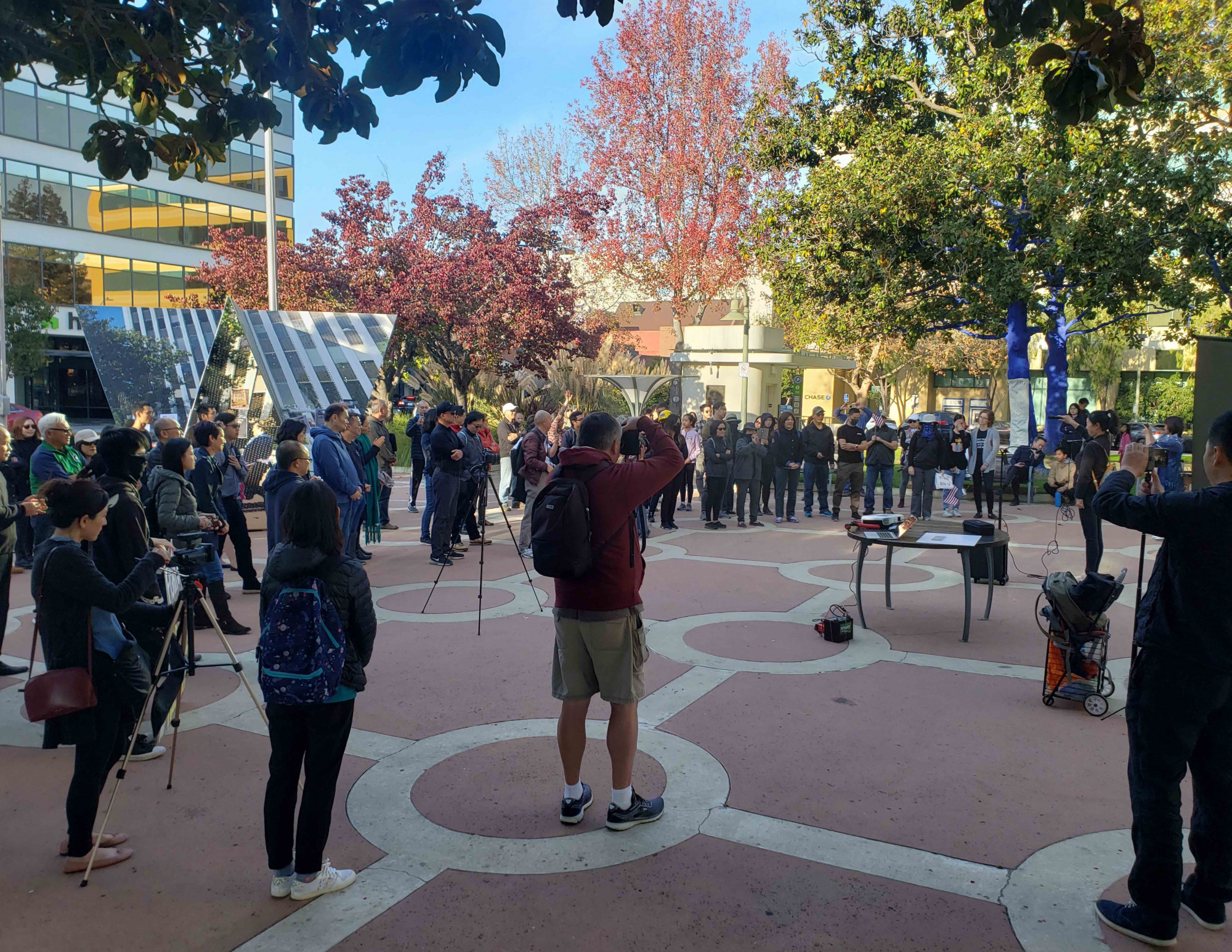 gente se reúne frente al ayuntamiento de Palo Alto, California