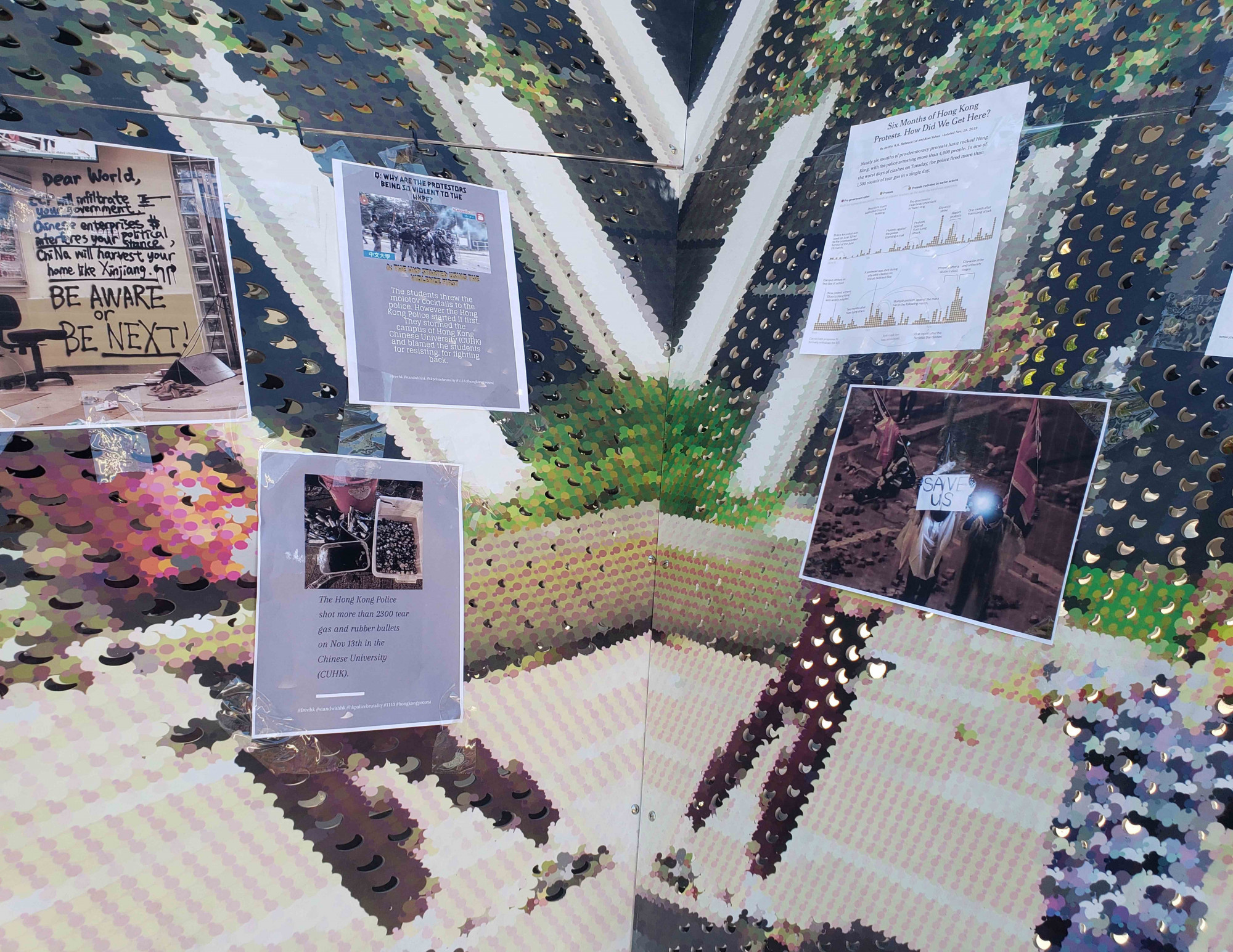 Las impresiones relacionadas con Hong Kong se exhiben en una estructura pública en Palo Alto