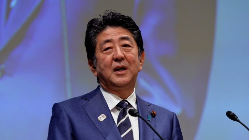 El primer ministro japonés Shinzo Abe pronuncia un discurso durante la XXIII Asamblea General de la ACNO en Tokio, Japón, el 28 de noviembre de 2018. (Mark Runnacles/Getty Images)