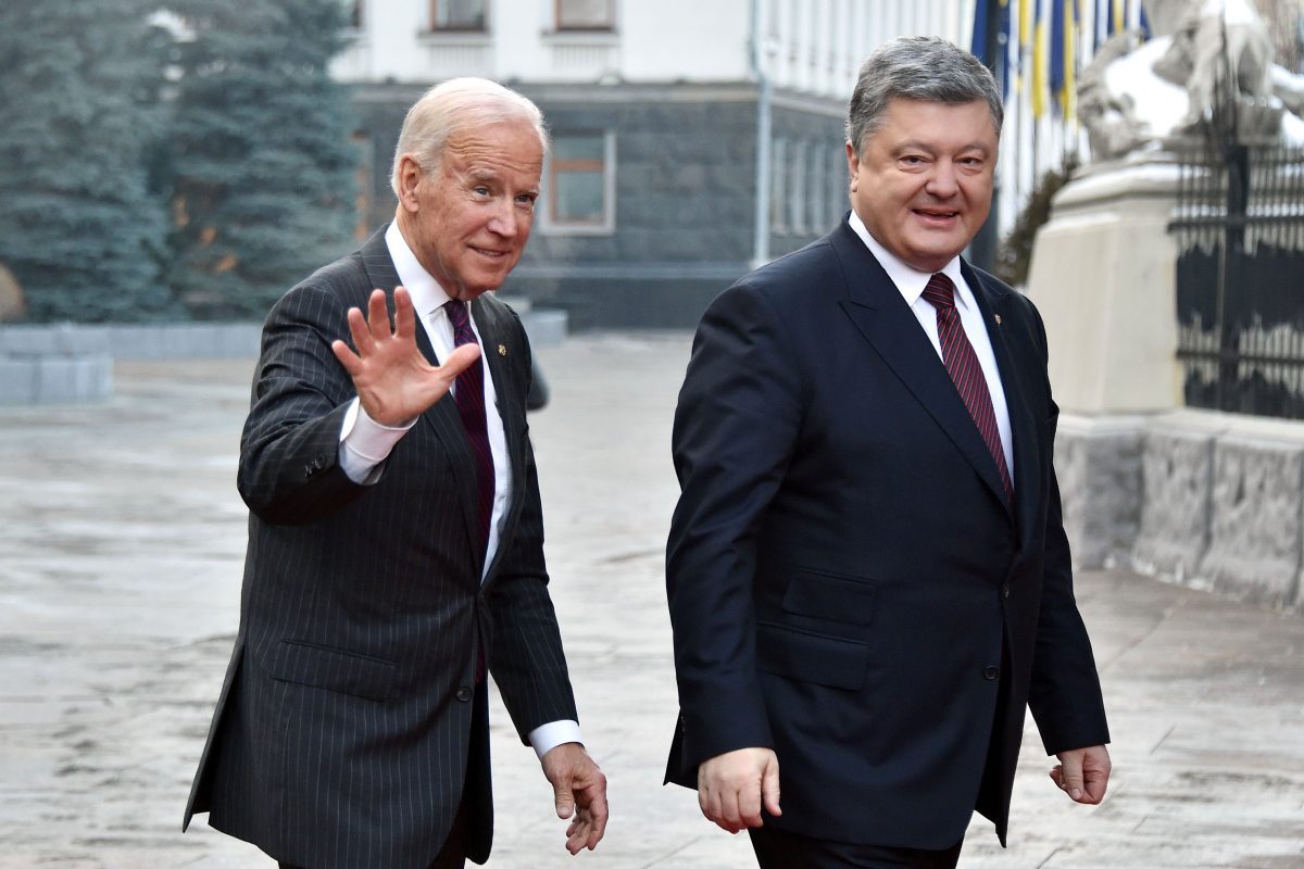El entonces vicepresidente Joe Biden llega para una reunión con el presidente ucraniano Petro Poroshenko 