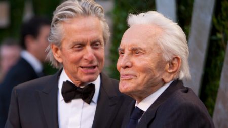 El ícono más longevo de Hollywood Kirk Douglas cumple 103 años y quiere festejo «solo para la familia»
