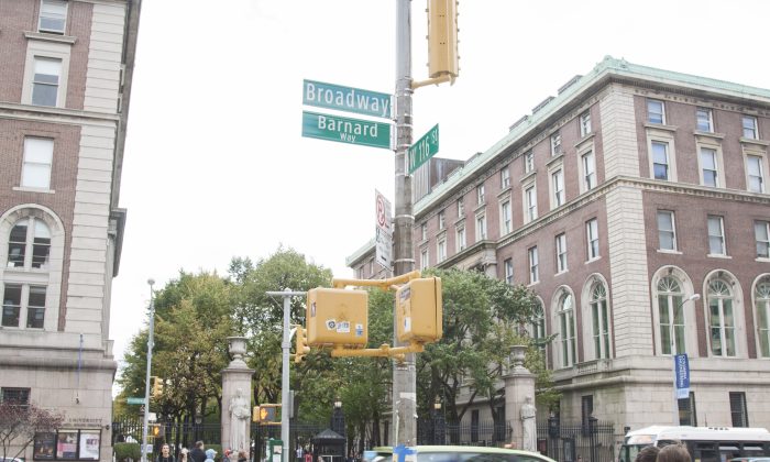 Un letrero en la esquina de 116th St. y Broadway en Manhattan, Nueva York, indica que la calle ha sido nombrada "Barnard Way", el domingo 26 de octubre de 2014. (Annie Wu / Epoch Times)
