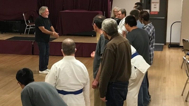 El sensei Mark Nothdurft (Izq) ha practicado las artes marciales durante 43 años. (Cortesía de Mountain Tiger Society)
