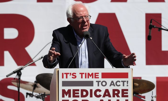 El senador Bernie Sanders (I-Vt.) habla durante un mitin sobre el cuidado de la salud en la Convención 2017 de la Asociación de Enfermeras de California/Comité Organizador Nacional de Enfermeras en San Francisco, California, el 22 de septiembre de 2017. (Justin Sullivan/Getty Images)