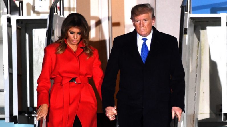 El presidente Donald Trump y la primera dama Melania Trump llegan al aeropuerto Stansted en Stansted, Essex, el 2 de diciembre de 2019. (Chris J Ratcliffe/Getty Images)