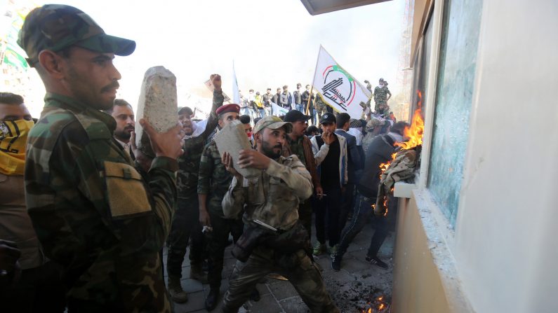 Los miembros del Hashed al-Shaabi, un grupo terrorista entrenado y armado por Irán, rompieron los cristales a prueba de balas de las ventanas de la embajada de Estados Unidos en Bagdad con bloques de cemento después de romper el muro exterior de la misión diplomática el 31 de diciembre de 2019. (Ahmad Al-Rubaye/AFP vía Getty Images)