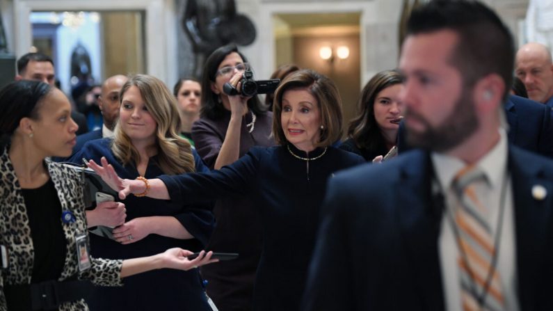 La presidenta de la Cámara de Representantes, Nancy Pelosi (D-Calif.), camina al piso de la Cámara en el Capitolio de los Estados Unidos, mientras la Cámara se prepara para una votación histórica el 18 de diciembre de 2019. (SAUL LOEB/AFP a través de Getty Images)