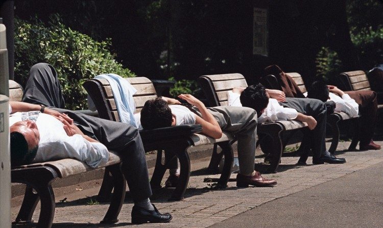 DORMIR: estos empresarios japoneses toman una siesta después de la comida del mediodía, lo que ayuda a mejorar la función cerebral, la energía, el estado de ánimo y la productividad. La siesta también ayuda a regular los ciclos de sueño-vigilia. (Oshikazu Tsuno / AFP / Getty Images)