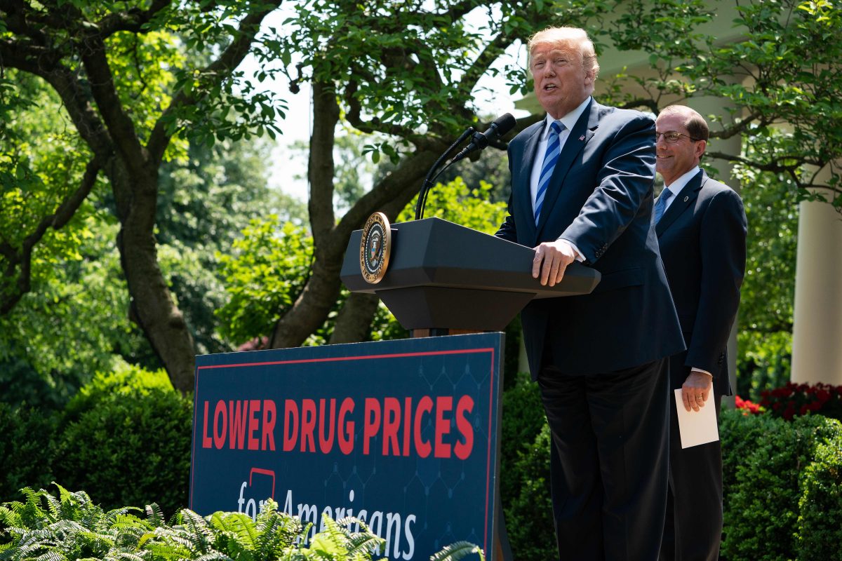 presidente Donald Trump pronuncia un discurso junto con el secretario de Salud