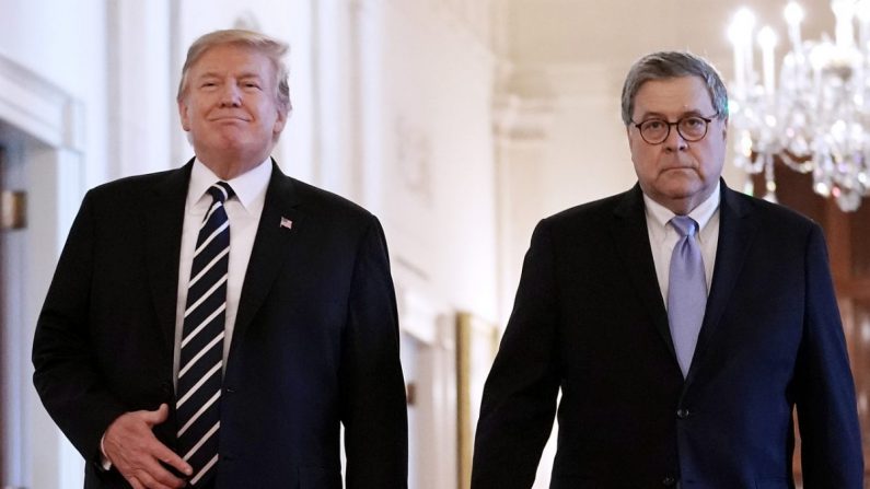 El presidente Donald Trump (izq.) y el fiscal general William Barr llegan juntos a la Sala Este de la Casa Blanca el 22 de mayo de 2019. (Chip Somodevilla/Getty Images)