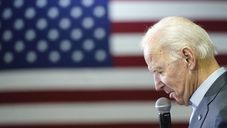 El candidato presidencial demócrata, el ex vicepresidente de Estados Unidos Joe Biden, hace campaña en un salón del VFW en Oelwein, Iowa, el 7 de diciembre de 2019. Gane McNamee/Getty Images