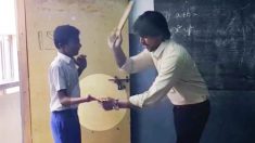 Professor bate em aluno com régua todos os dias por atrasar, então um dia ele descobre a verdade (vídeo)