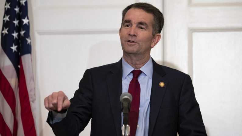 El gobernador de Virginia Ralph Northam habla con los periodistas en una conferencia de prensa en la mansión del gobernador en Richmond, Virginia, el 2 de febrero de 2019. (Alex Edelman/Getty Images)