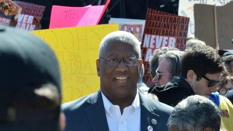 El representante Donald McEachin (D-Va.) asiste a la Marcha por el Rally de Nuestras Vidas en Washington el 24 de marzo de 2018. (Shannon Finney/Getty Images)