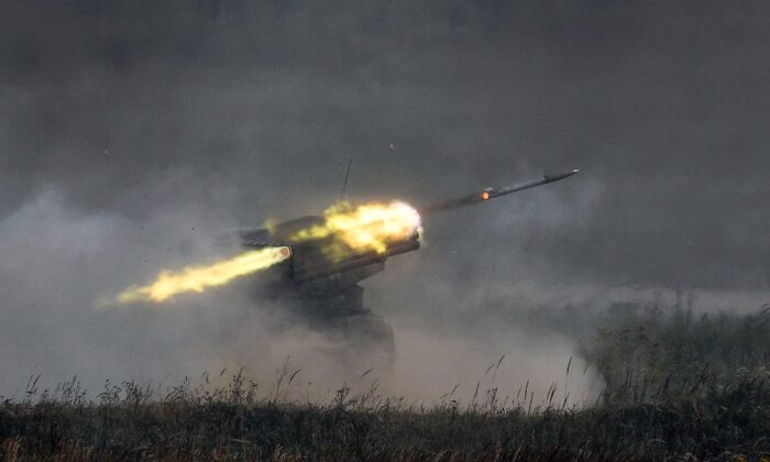 Un sistema de lanzacohetes múltiples Grad de Rusia dispara en el Parque Patriota Kubinka, en las afueras de Moscú, el 22 de agosto de 2017. (Alexander Nemenov/AFP vía Getty Images)