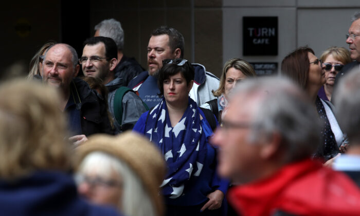 Los peatones caminan por la calle Powell en San Francisco el 14 de mayo de 2019. (Justin Sullivan/Getty Images)