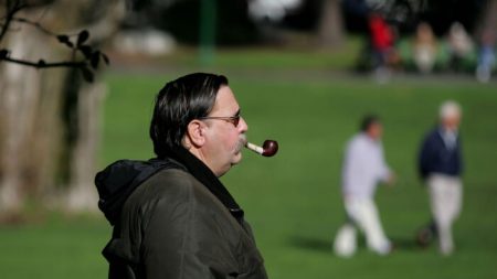 Expertos cuestionan la eficacia de nueva ley estatal que prohíbe fumar, señala activista