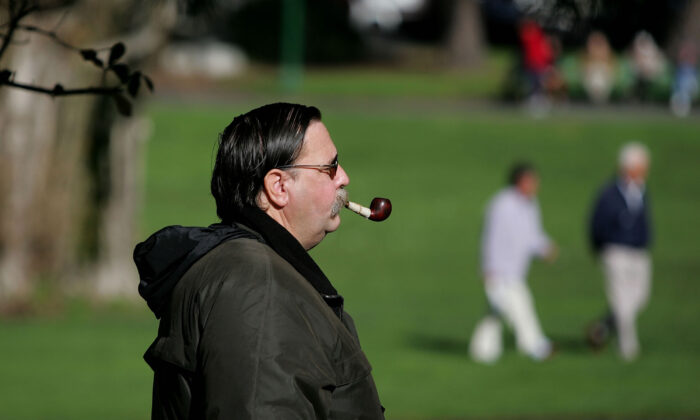 Un hombre fuma en pipa mientras camina por el Washington Square Park en San Francisco, California, el 26 de enero de 2005. (Justin Sullivan/Getty Images)
