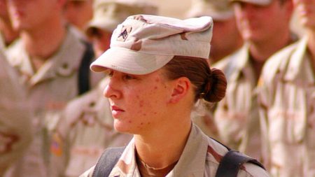 Sargenta do Exército repele emboscada, mata três e se torna a primeira mulher a ganhar estrela de prata desde a Segunda Guerra Mundial
