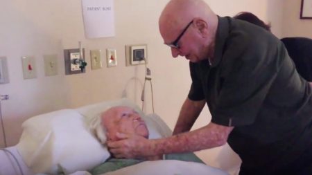 Abuelo de 93 años logra ponerse de pie para cantar su esposa de 73 en un hospital antes de fallecer