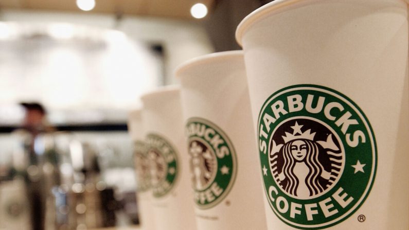 Vasos con el logo de Starbucks Coffee. (Stephen Chernin / Getty Images)