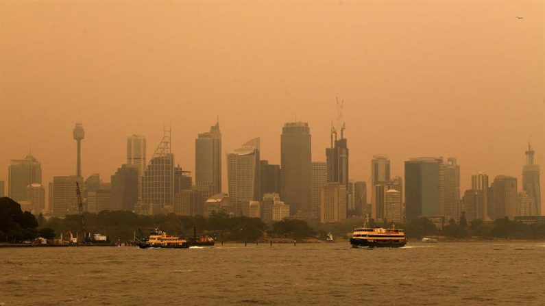 Os incêndios na Austrália cobrem Sydney com uma espessa camada de fumaça (EFE / EPA / BIANCA DE MARCHI)