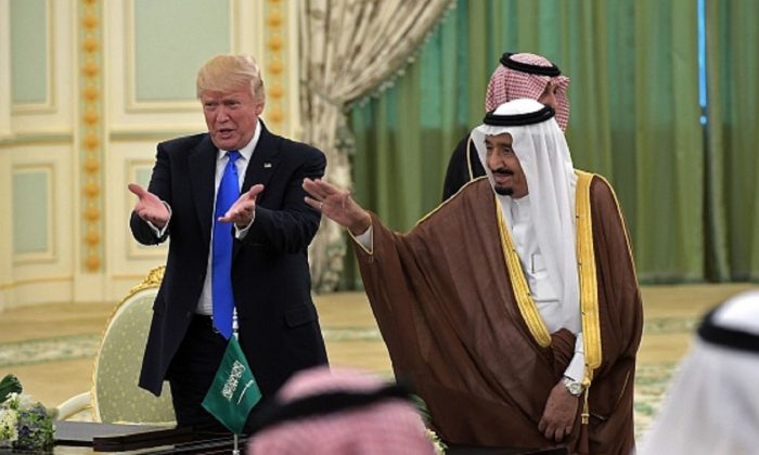 El presidente Donald Trump y el rey de Arabia Saudita Salmán bin Abdulaziz durante una ceremonia de firma en la Corte Real Saudita en Riad el 20 de mayo de 2017. (Mandelngan/AFP/Getty Images)