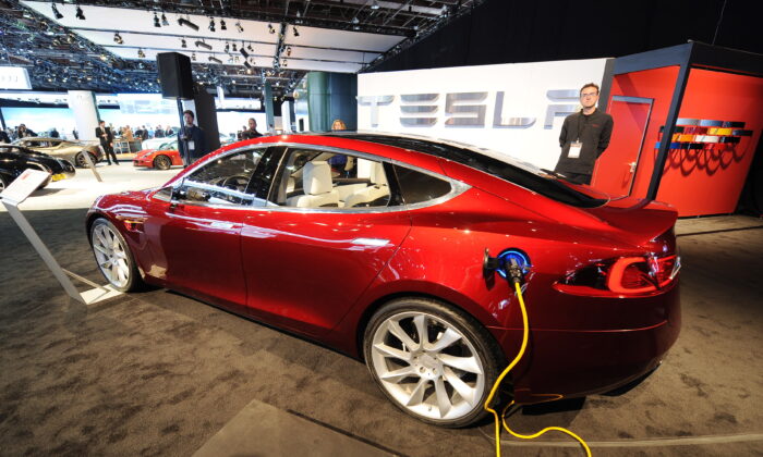 Un auto eléctrico de Tesla Modelo S en la exhibición North American International Auto en Detroit, Michigan, 12 de enero de 2010. (STAN HONDA/AFP vía Getty Images)