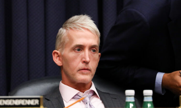 Trey Gowdy en una audiencia conjunta con el subdirector adjunto del FBI Peter Strzok en el Comité del Poder Judicial y el Comité de Supervisión y Reforma del Gobierno sobre "Supervisión de las acciones del FBI y el Departamento de Justicia que rodean las elecciones de 2016" en Washington el 12 de julio de 2018. (Samira Bouaou / La Gran Época)