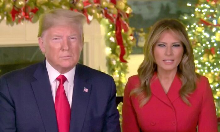 El Presidente Donald Trump y la primera dama Melania Trump envían saludos navideños a los estadounidenses en un video publicado el 25 de diciembre de 2019. (Captura de pantalla del video/Documento de la Casa Blanca)