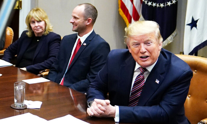 El presidente Donald Trump participa en una mesa redonda sobre negocios y reducción de trámites burocráticos en la Sala Roosevelt de la Casa Blanca el 6 de diciembre de 2019. (Mandel Ngan / AFP a través de Getty Images)