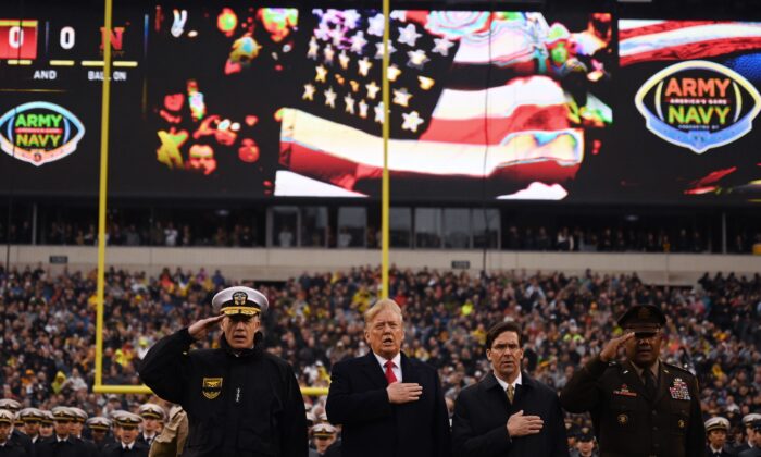 El Presidente Donald Trump (centro), junto con el Secretario de Defensa de los Estados Unidos Mark Esper (centro dcha.), canta el Himno Nacional antes del partido de Fútbol Americano entre el Ejército y la Armada, en Filadelfia, el 14 de diciembre de 2019. (ANDREW CABALLERO-REYNOLDS/AFP vía Getty Images)