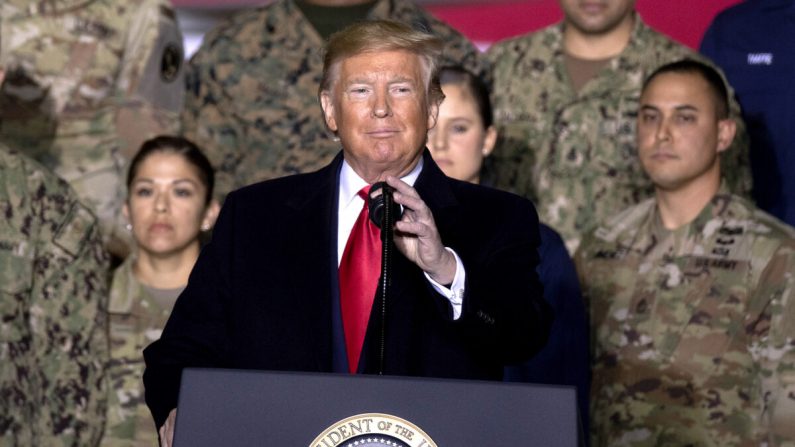 El presidente Donald Trump habla en la ceremonia de firma de la Ley de Autorización de Defensa Nacional para el año fiscal 2020 en la Base Conjunta Andrews, Maryland, el 20 de diciembre de 2019. (Tasos Katopodis / Getty Images)