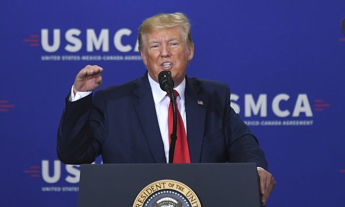 El presidente Donald Trump habla sobre el acuerdo comercial entre Estados Unidos, México y Canadá (USMCA) en la planta de Derco Aerospace Inc. en Milwaukee, Wisconsin, el 12 de julio de 2019. (Mandel Ngan/AFP/Getty Images)