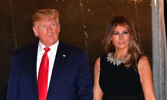 El presidente Donald Trump y la primera dama Melania Trump llegan para una cena de Nochebuena con su familia en Mar-A-Lago en Palm Beach, Florida, el 24 de diciembre de 2019. (Nicholas Kamm / AFP a través de Getty Images)